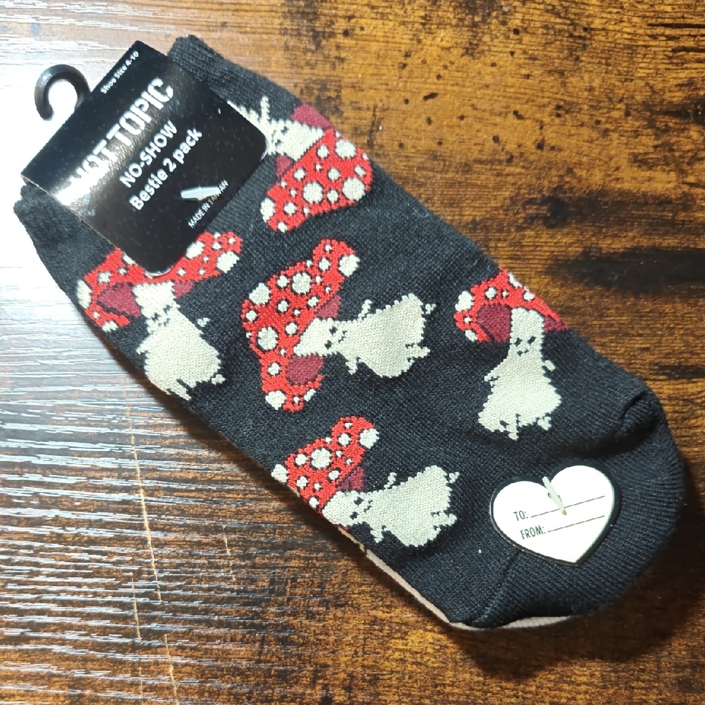 ✨FREE with ANY purchase!✨ Hot Topic Red and Cream Mushroom Socks